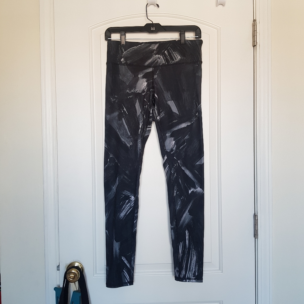 MAKE AN OFFER! ALO Yoga Black and Gray Leggings Sleek Form-Fitting Design